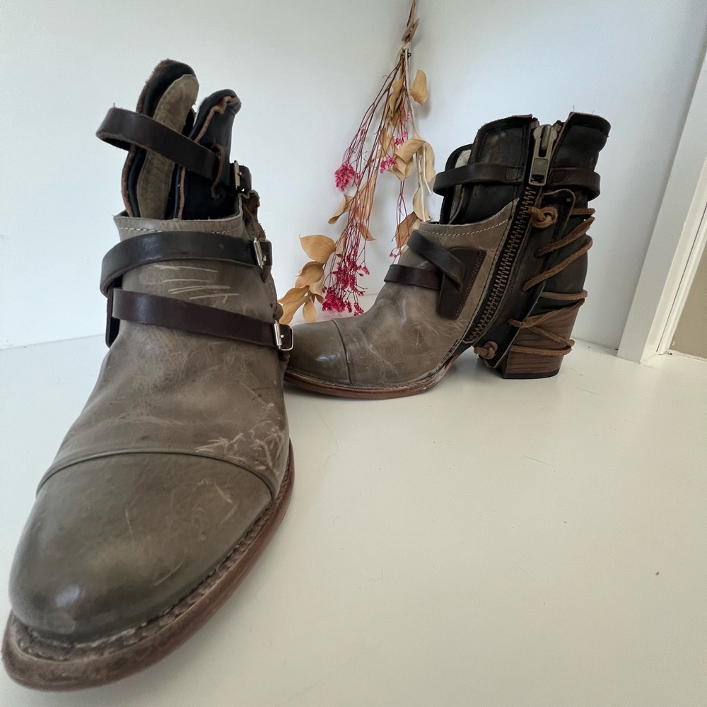 FREEBIRD by Steve Madden Women's Leather Ankle Boots